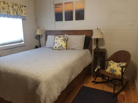 2 bedroom Amazing River front Cabin in Franklin NC