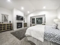 Luxurious Oregon Coast Townhouse with Mesmerizing Views! Hotels in Coos Bay