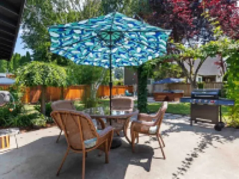 Central Location Close to Sea and Downtown 3 b 2b & Outdoor Living and Hot Tub! Hotels in Burien