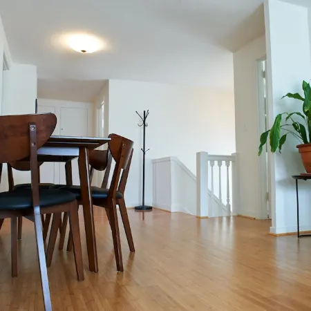 Two Bedroom airy modern apartment - Green Door