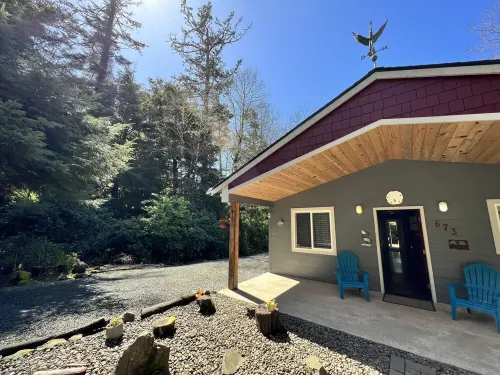 Peaceful Forest Cottage with Hot Tub  Near Beach+Twin Rocks  Family&Pet Friendly