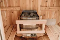 “The Beatnik nook” - tiny cabin in the woods - sauna, outdoor tub!