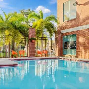 Hampton Inn & Suites Tampa/Ybor City/Downtown Отели рядом с достопримечательностью «Зоопарк Лоури»
