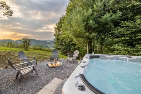 Stunning Mtn Sunsets! Hot Tub+Fire Pit, Mtn Views, Sauna, Grill, Close to Avl!