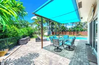 Pool+Bikes+BBQ! Tropical Getaway & Close To Beach!