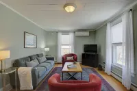 Lovely 2 queen size bedroom apt one block from Rough Draft and Uptown Kingston