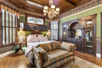 SJ Landmark The Hensley House Master Suite with Bathtub Unit 1