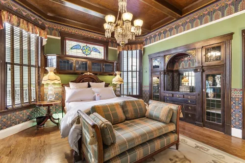 SJ Landmark The Hensley House Master Suite with Bathtub Unit 1