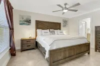 Walk to Vanderbilt Beach! Private Heated Pool! Close to Mercato and Ritz Carlton