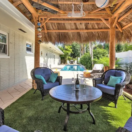 Large 4/3House - 7MIN WALK 2 BEACH!-Tiki, Heated Pool & Bikes Included