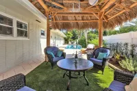 Large 4/3House - 7MIN WALK 2 BEACH!-Tiki, Heated Pool & Bikes Included - balkon