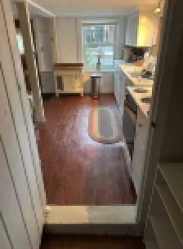 Studio Apt with Full Kitchen. 1 minute stroll over picturesque bridge into town.