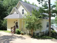 Hannah's Hideaway-3 Miles To Stores, Restaurants, Sleeps 16, No Steps To water! 温斯頓縣酒店