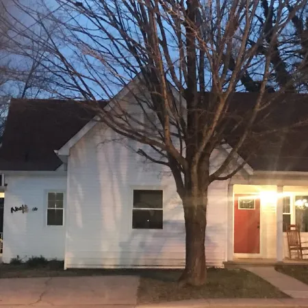 CLOSE TO ARK, SPARKLING CLEAN, BIG FAMILIES, CABLE, KING BED, BACK YARD