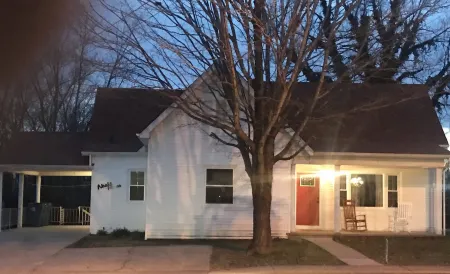 CLOSE TO ARK, SPARKLING CLEAN, BIG FAMILIES, CABLE, KING BED, BACK YARD