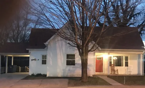 CLOSE TO ARK, SPARKLING CLEAN, BIG FAMILIES, CABLE, KING BED, BACK YARD