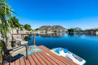 Lake House! Paddleboat, kayaks, fire pit, bikes, fish! fountain&mountain views!