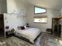 INDEP.CLOSE TO SKI/REMODELED CHALET ON XL LOT W VIEWS OF SKI RESORT &MOUNTAINS