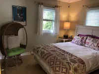 REMODELED  COTTAGE -BEST BACKYARD AREA IN PIERPONT! アイランド・クルーズ周辺のホテル