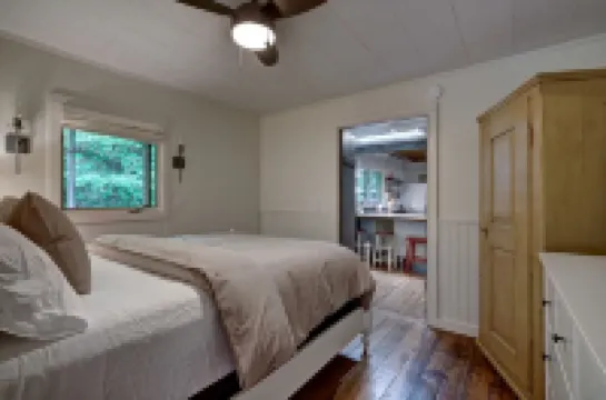 Broadleaf Cottage in Mirror Lake Area of Highlands