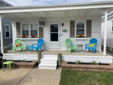 Bay Side Adorable 2 BR 1 Bath cottage