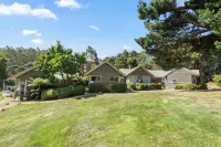 Escape to the Otway Nest, a Deluxe Cottage in the Great Otway National Park. Hotels in Tanybryn