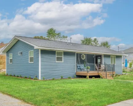 NEW! 3 bed, 1.5 Bath, Games, WIFI Hotels in Escanaba