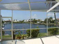 Vacation Paradise ! Relax in the Sunshine! Waterfront ! Mins to Downtown.