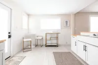 Arianna's Modern Makeover [5 Beds 2 Baths]