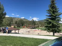 近湖畔，可攜帶狗，配備半私密熱水浴缸和大庭院的溫馨兩居室民宿 - 3星級