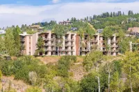 ‘This Must be the Place Ski-in/Ski-out condo with breathtaking views! Steamboat Art Strokes附近的飯店