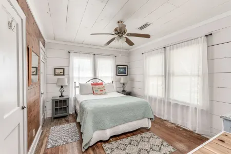 Updated Farm House on 1/2 Acre 1 Block From Aransas Bay Отели в г. Фултон