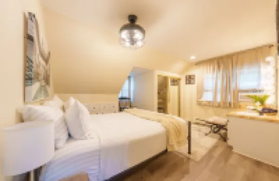 Prime Location, Private Loft Apartment. Well-Appointed for Comfort & Convenience