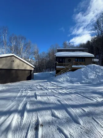 Bluff’s Edge Secluded Retreat with 2 car garage!