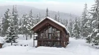 Secluded 4-bedroom Cabin Retreat with Game Room, AC, Hot Tub and Amazing View