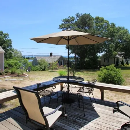 HyannisPort Seaside Cottage, Steps from the Sand !