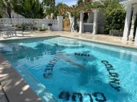 Colony Club Inn & Suites - piscina