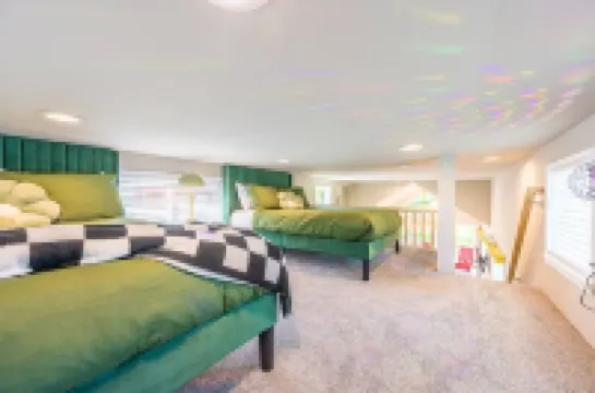 Rainforest Tiny Home Retreat #28 Retro