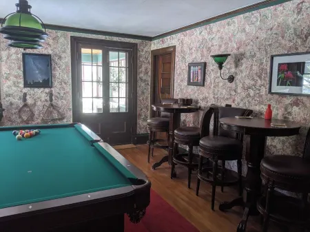 Adirondack Artist Retreat -spacious 5 bedroom w/ 9 person hot tub and more! Отели в г. Саранак Лейк