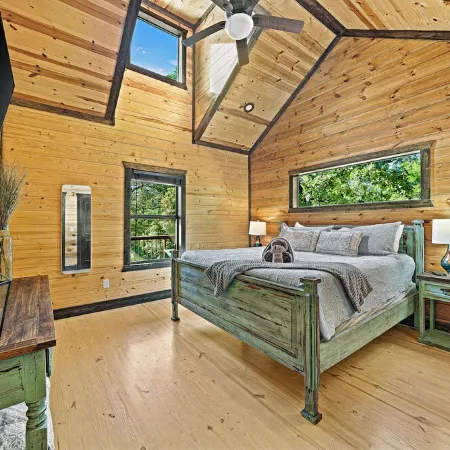 Family Retreat, 3 King Suites, Wine, Playground, Hot Tub, Fire Pit, Private!