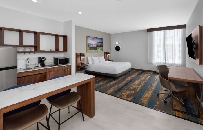La Quinta Inn & Suites by Wyndham San Antonio at the RIM