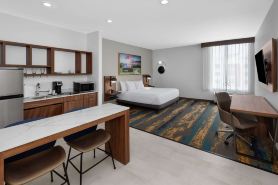 La Quinta Inn & Suites by Wyndham San Antonio at the RIM