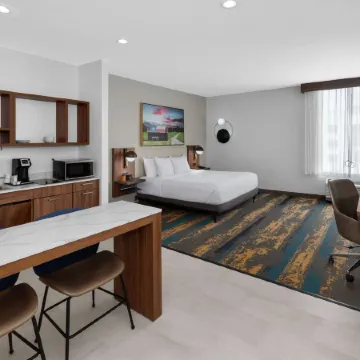 La Quinta Inn & Suites by Wyndham San Antonio at the RIM