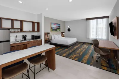 La Quinta Inn & Suites by Wyndham San Antonio at the RIM Hotels in San Antonio