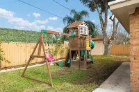 Sharyland Home with Jacuzzi & Playset, Sleeps 11! 미션 호텔