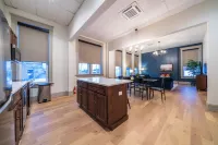 The Conservatory Suite - Huge, Luxury 3-Bedroom Apartment in Downtown Sedalia