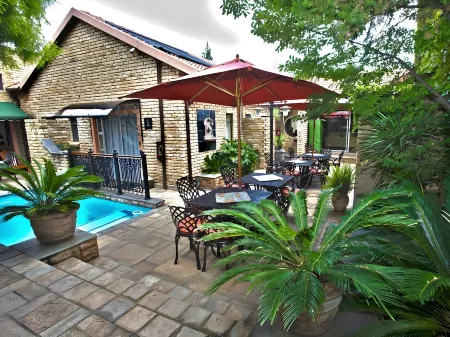 Le Cozmo Guesthouse Отели в г. Альбертон