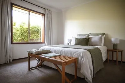 Stylish home to accommodate everyone. Only minutes away from town centre. Hotel dekat Twilight Beach