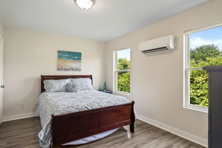 Adorable Chesapeake Bay Beach Cottage B Just 1 Block from the Sand! Отели рядом с достопримечательностью «Парк штата Ферст Ландинг»