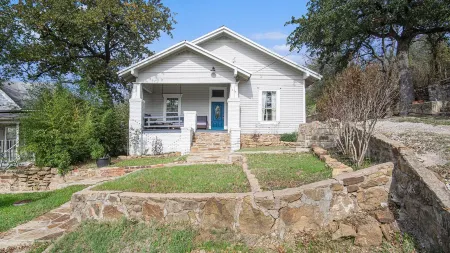 Charming home, downtown Mineral Wells Отели в г. Минерал-Веллс
